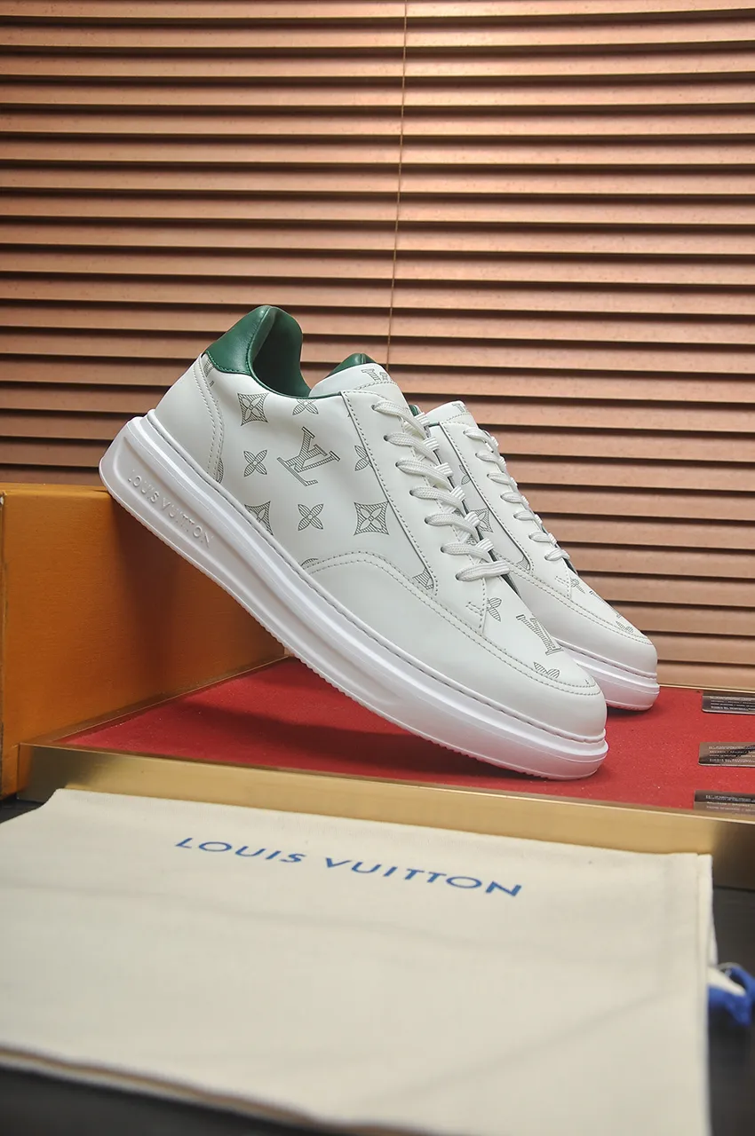 Men's men's shoes 💰640💶Original development, quality shipping, welcome to compare - LV sneaker series sports shoes introduce the loose silhouette of the ready-to-wear series into the spring and summer men's wear shows and make an eye-catching appearance. The cow leather upper is combined with rough fabric laces, and colorful beading highlights the brand's classic elements. LV letters mark the tongue and Monogram floral outsole. Mixed materials Made of top-grain cowhide, thick shoelace design, large Monogram print on the side, mesh lining and cotton feet, the comfort is as extreme as ever, premium heritage, quality first, worth owning! Size: Men’s 38-45 (45 is custom-made and cannot be returned or exchanged)